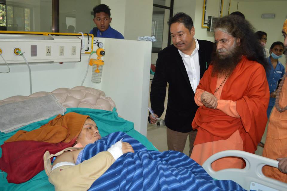 Pujya Swamiji Meets Patients in Nepal (1)